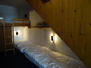 une chambre avec deux lits superposés et deux lumières dans l'établissement Résidence Versant Sud - Appartement 2 pièces 7 personnes à Arc 1600 dans une résidence proche des pistes et des commerces MAE-1874, à Arc 1600 9 autres photos