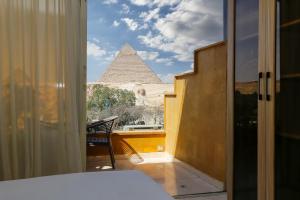 uma vista para as pirâmides a partir de um quarto de hotel em Giza Pyramids View Inn em Cairo