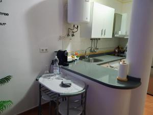 アヤモンテにあるApartamento 1 dormitorioの小さなキッチン(カウンター、スツール2脚付)
