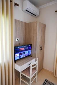 uma televisão em cima de uma mesa num quarto em Villa Solitude em Berat