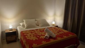 1 dormitorio con 1 cama con 2 toallas en Raahere Lodge - near the city center, en Papeete