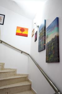 um conjunto de escadas com pinturas na parede em Villa Solitude em Berat