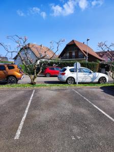 un gruppo di auto parcheggiate in un parcheggio di Rien que pour vous a Reichstett