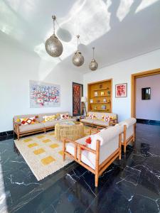 マラケシュにあるVilletta Rossa, Amelkis Golf.のソファ2つとテーブルのあるリビングルーム