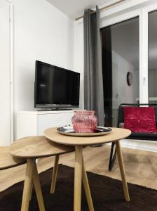 sala de estar con mesa y TV en Rien que pour vous, en Reichstett