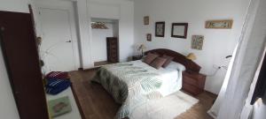 1 dormitorio con 1 cama grande y suelo de madera en Piso centro Ciudad Rodrigo cercano a la plaza, en Ciudad Rodrigo