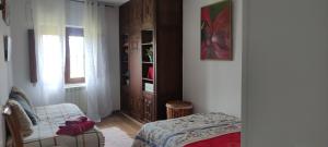 Habitación con 1 dormitorio con 1 cama y armario en Piso centro Ciudad Rodrigo cercano a la plaza en Ciudad Rodrigo