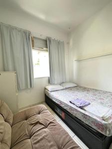 1 Schlafzimmer mit 2 Betten und einem Fenster in der Unterkunft Práctico apto em Ipanema para descansar in Rio de Janeiro