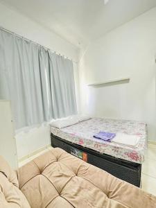 Kleines Zimmer mit einem Bett und einem Fenster in der Unterkunft Práctico apto em Ipanema para descansar in Rio de Janeiro