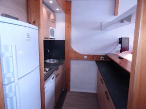Kuchyňa alebo kuchynka v ubytovaní Résidence Tournavelles - Appartement 4 pièces 8 personnes avec vue sur les pistes, skis aux pieds et proche des commerces dans le village des Villards à MAE-2008