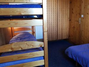 Łóżko lub łóżka w pokoju w obiekcie Résidence Cascade - Appartement 3 pièces 7 personnes à Arc 1600 ski aux pieds et proche des commerces MAE-2014