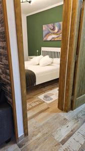 una camera con un letto con una parete verde di Los Almendr2s a Frontera