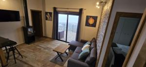 salon z kanapą, stołem i oknem w obiekcie Los Almendr2s w mieście Frontera