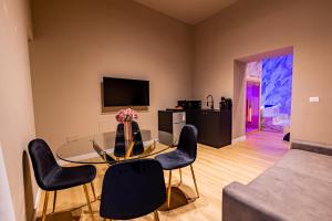 Televízia a/alebo spoločenská miestnosť v ubytovaní Maximum hub suite&spa