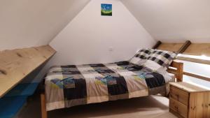 ein kleines Schlafzimmer mit einem Bett und einem Tisch in der Unterkunft Homestay chez Lien proche RER B in Bures-sur-Yvette