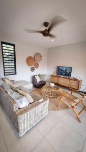 sala de estar con muebles de mimbre y techo en Raahere Lodge - near the city center, en Papeete