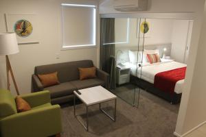 um quarto de hotel com uma cama e um sofá em Quest Nelson em Nelson