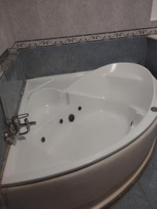 bañera blanca en el baño en Trail Residency en Islamabad