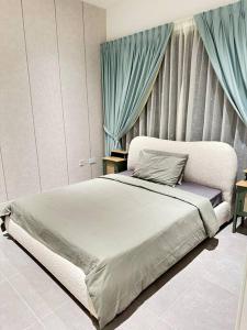 Schlafzimmer mit einem weißen Bett und blauen Vorhängen in der Unterkunft Dutch Luxury Apartment - Private Beach in Abu Dhabi