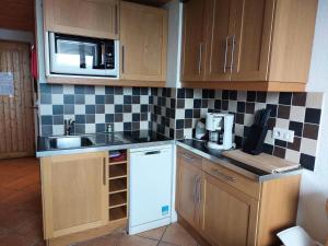 kuchnia ze zlewem i mikrofalówką w obiekcie Résidence Vogel - Chaleureux duplex pour 4 personnes avec une très belle vue sur la vallée dans le village de Charmettoger à Arc 1800 MAE-2129 w mieście Arc 1800