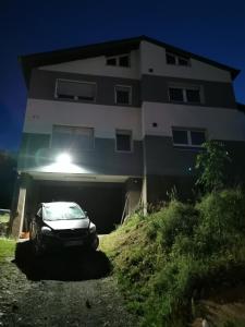 un coche aparcado delante de un edificio por la noche en Pegasus Bergblick, en Heidenheim an der Brenz