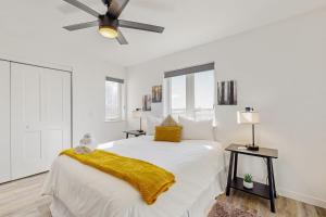 Un dormitorio blanco con una cama y un ventilador de techo. en Serenity Acres, en Douglas Center