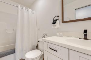 Un baño blanco con inodoro y lavabo. en Serenity Acres, en Douglas Center 17 fotos más