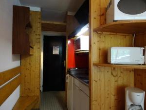 Η κουζίνα ή μικρή κουζίνα στο Résidence Cascade - Grand studio 3 personnes à Arc 1600, ski aux pieds et proche des commerces MAE-2148