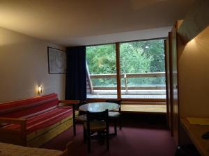 Ένα ή περισσότερα κρεβάτια σε δωμάτιο στο Résidence Cascade - Grand studio 3 personnes à Arc 1600, ski aux pieds et proche des commerces MAE-2148