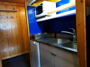 a small kitchen with a sink and a microwave at Résidence Cascade - Studio pour 3 Personnes 41 in Arc 1600