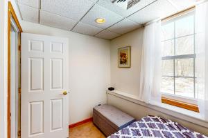 een slaapkamer met een bed en een raam bij North Pocono Lake Den in Gouldsboro