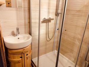 La salle de bains est pourvue d'une douche et d'un lavabo. dans l'établissement Résidence Les Charmettes - Studio pour 3 Personnes 51, à Arc 1600