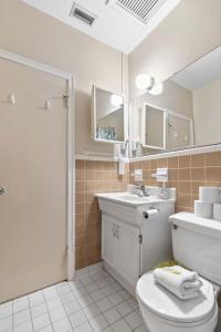 een badkamer met een toilet, een wastafel en een spiegel bij Venice Villas * Villa San Marco #38 in Venice
