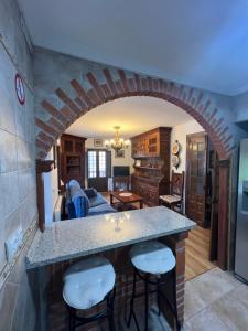 a kitchen and living room with an archway at Apartamento El rincón del Gato in Santillana del Mar