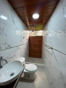 uma casa de banho com um WC e um lavatório em Casa de Campo Oro Verde San Jose em Oxapampa