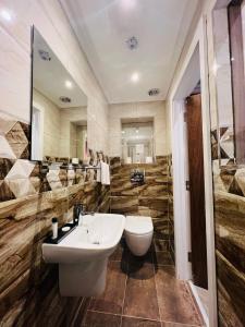 Ένα μπάνιο στο Private Room@LeicesterSquare in a Shared Flat
