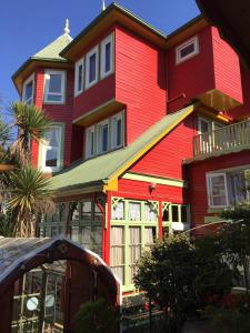 a large red house with a green roof at Eco Hostal Offenbacher-Hof in Viña del Mar