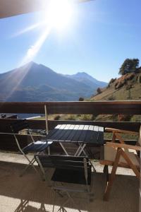- une table de pique-nique sur un balcon avec vue sur la montagne dans l'établissement Résidence Plein Soleil Ii - studio cabine 4 personnes MAE-2800, à Orcières