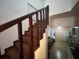 Una escalera en una casa con cocina y cocina en Quarto simple em Ipanema, en Río de Janeiro