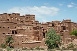 un vieux bâtiment au milieu du désert dans l'établissement WARZAZAT Hostel, à Ouarzazate