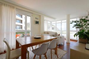 a living room with a wooden table and chairs at Playa, SPA, río y monte con Terraza y Parking in Orio