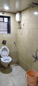 uma casa de banho com um WC e um chuveiro em Hansh Residency em Mumbai