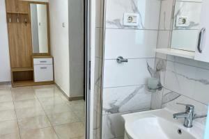 Et badeværelse på Dalanaj Apartment + 15 billeder