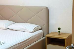 En eller flere senge i et værelse på Dalanaj Apartment