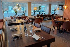 een eetkamer met houten tafels en stoelen en een restaurant bij Best Western Hotel Trollhattan in Trollhättan