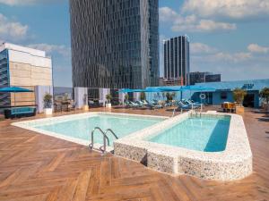 une piscine sur le toit d'un bâtiment dans l'établissement Galeria Plaza Reforma, à Mexico