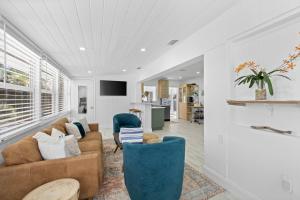 een woonkamer met een bank en twee stoelen bij 29 Palms in Anna Maria