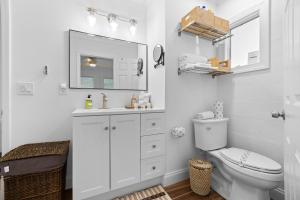 een witte badkamer met een toilet en een wastafel bij 29 Palms in Anna Maria +25 foto's