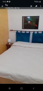 Un dormitorio con una cama blanca y una TV encima. en Casa Amy en San Michele Salentino