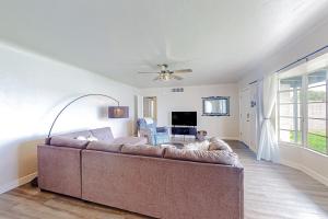 sala de estar con sofá y TV en Make Mine Mesa - Full Property, en Mesa